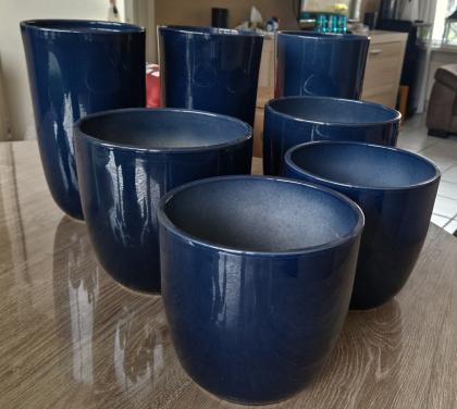 Serie donkerblauwe bloempotten