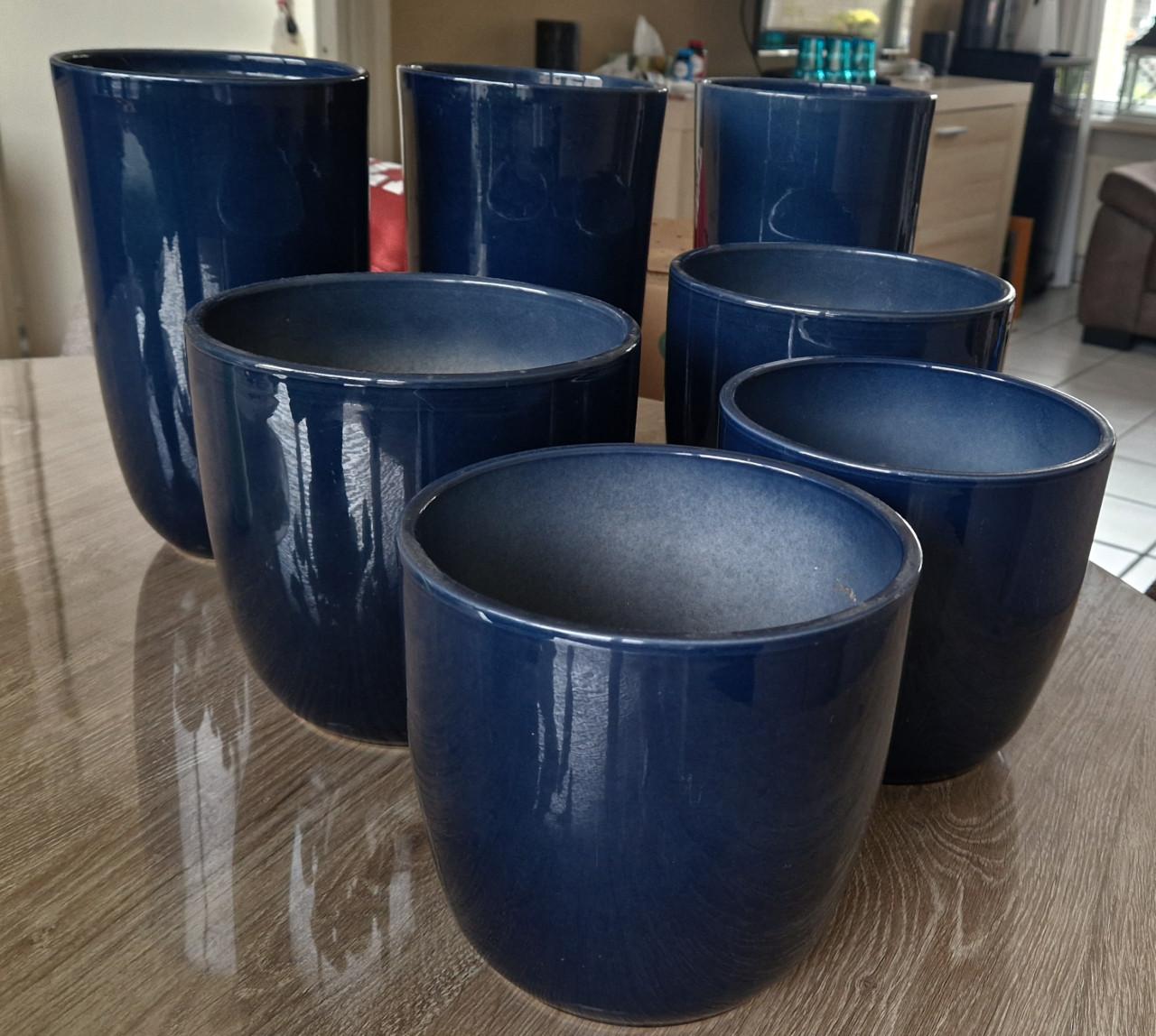 Serie donkerblauwe bloempotten