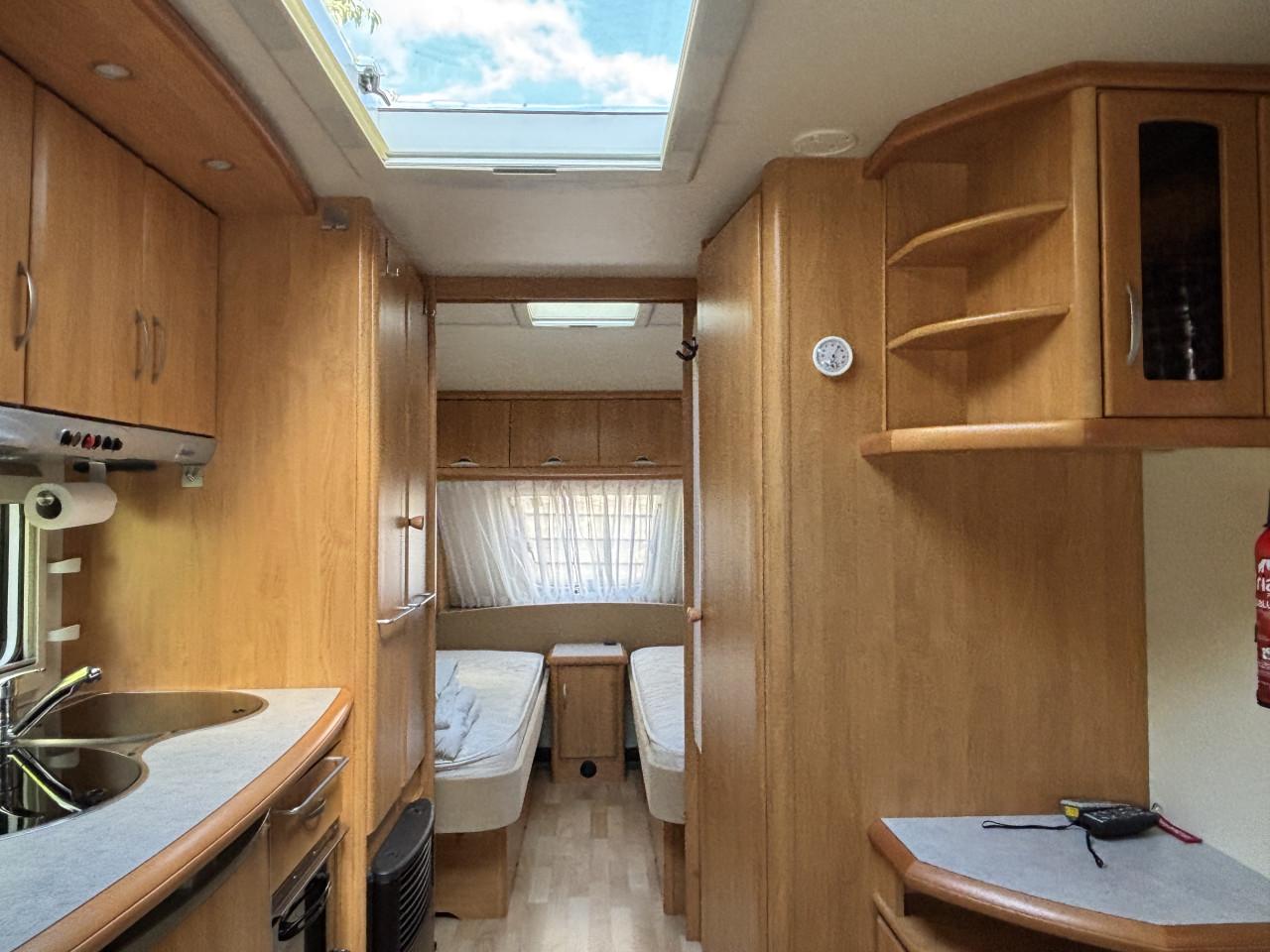 Hobby Excellent Easy met luifel, mover en elektrische uitdraaisteunen.