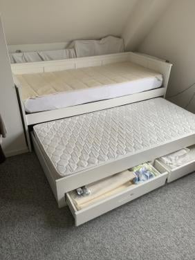 Te koop eenpersoonsbed met uitschuifbaar onderbed.