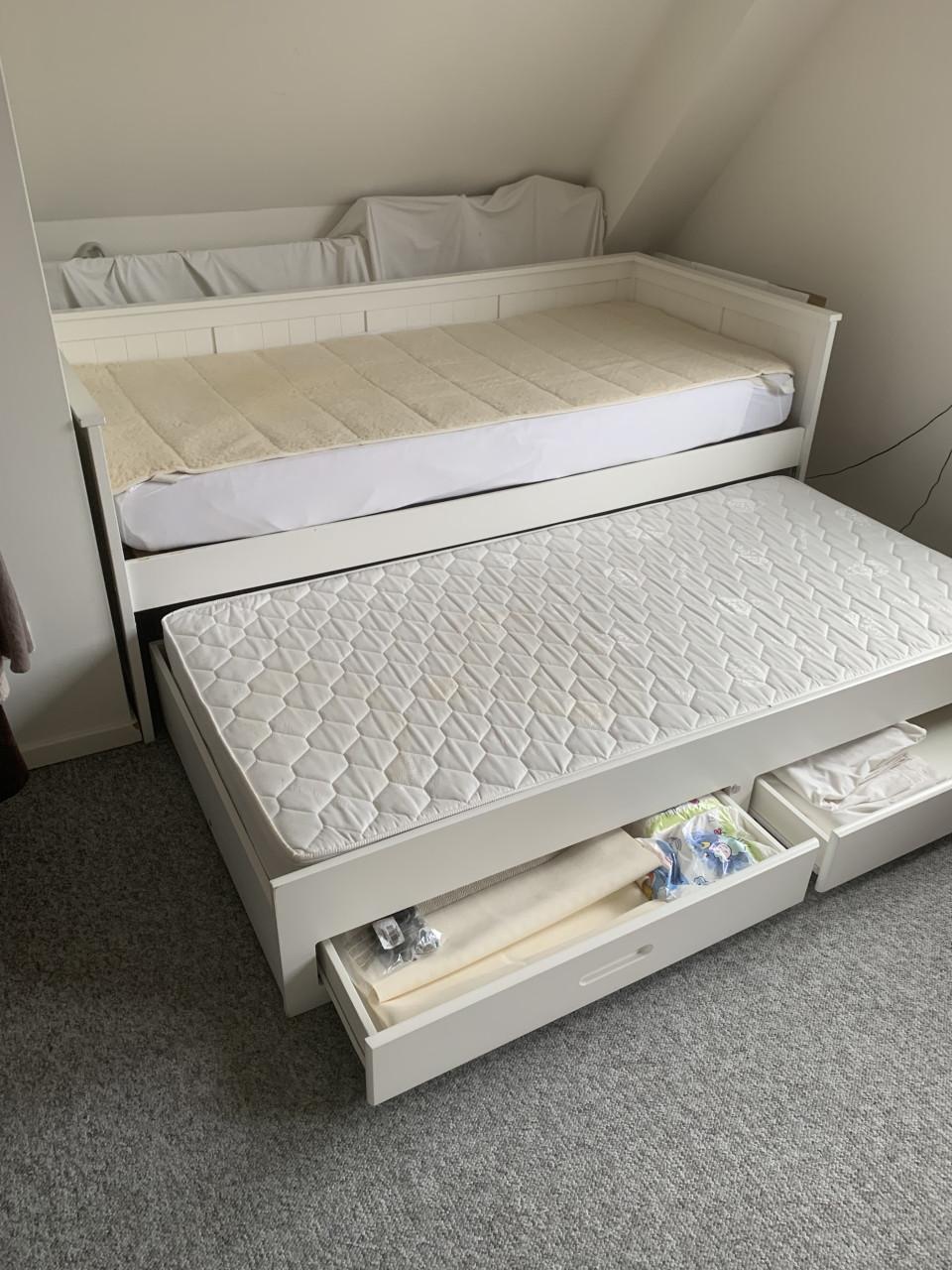 Te koop eenpersoonsbed met uitschuifbaar onderbed.