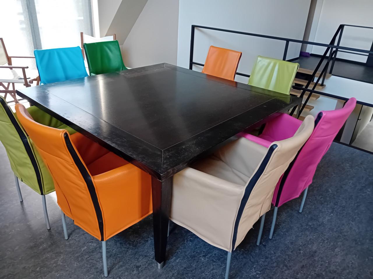 8 leren stoelen