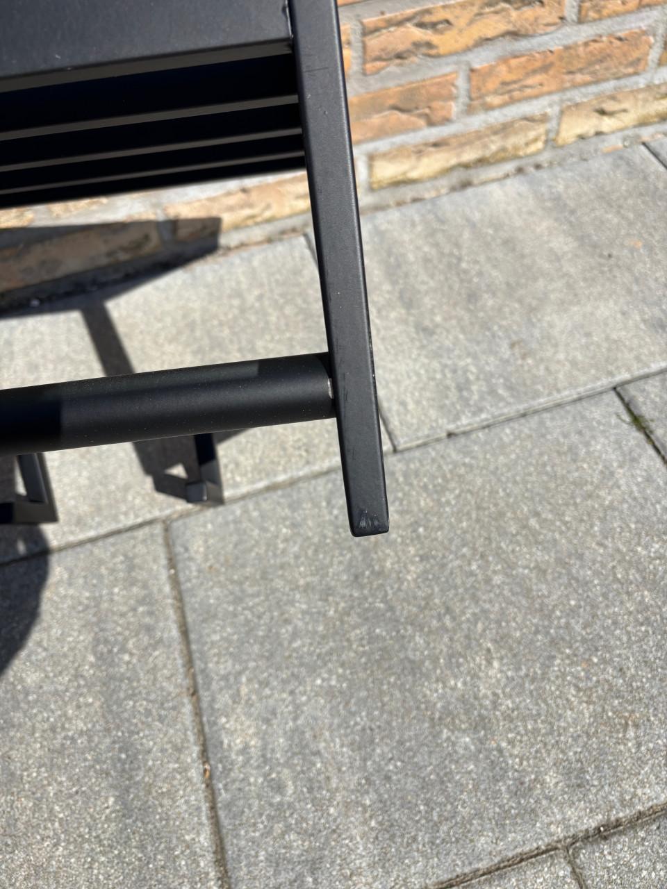 Zwarte metalen wand kapstok