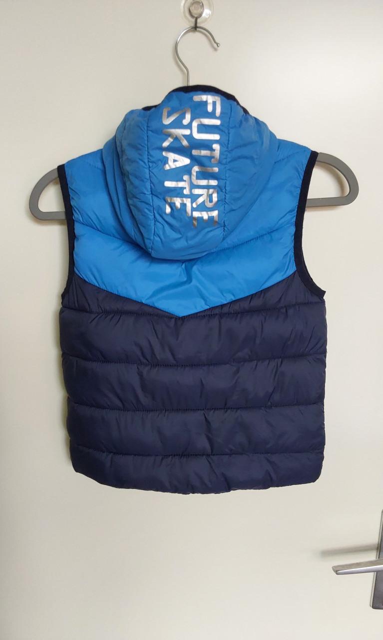 Bodywarmer met capuchon in maat 122 van het merk C&A