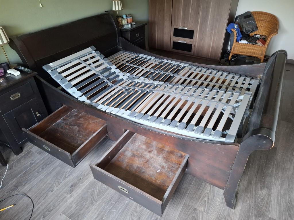 Tweepersoonsbed 140x200 met opberglades en verstelbare lattenbodems