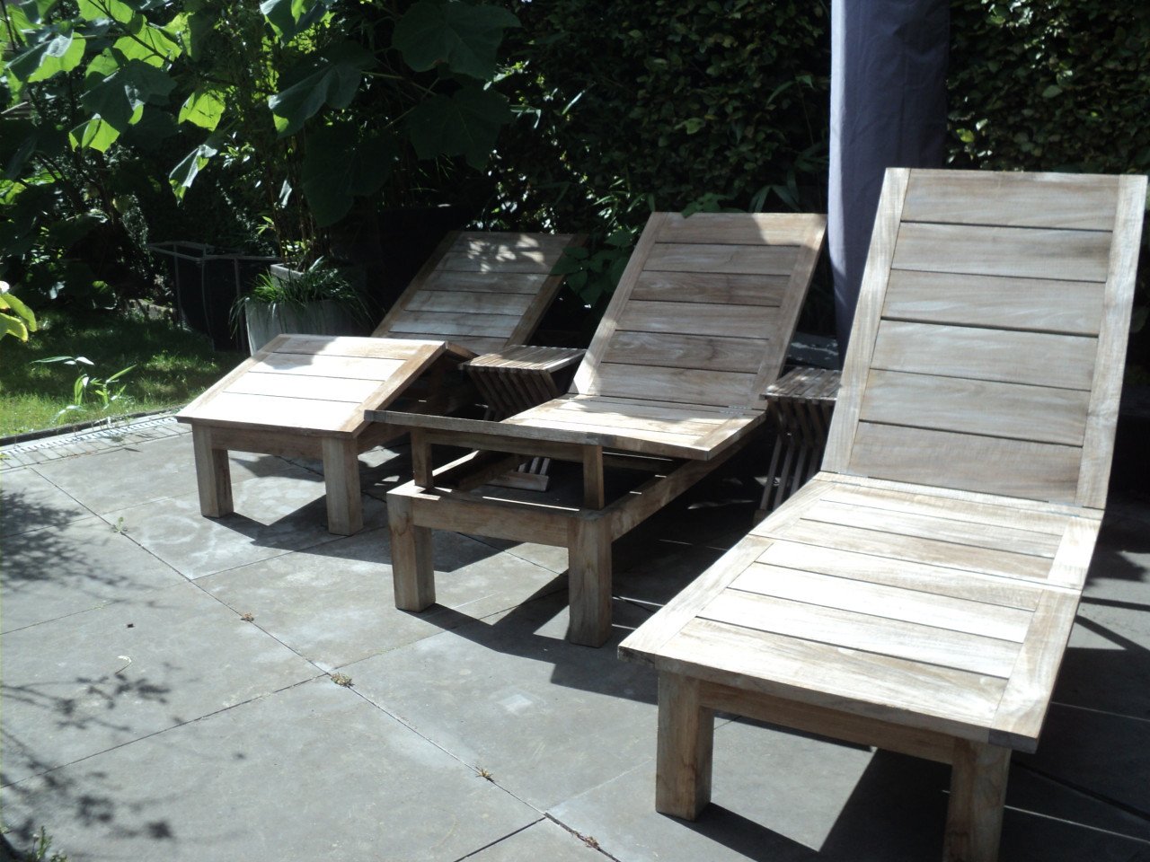 Set van 3 SCHITTERENDE teak houten ligbedden met tafeltjes +kussens