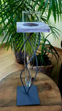 🌿 Decoratieve Puntgave Glazen vaas in gedraaide metalen standaard,