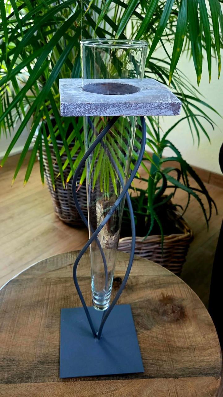 🌿 Decoratieve Puntgave Glazen vaas in gedraaide metalen standaard,