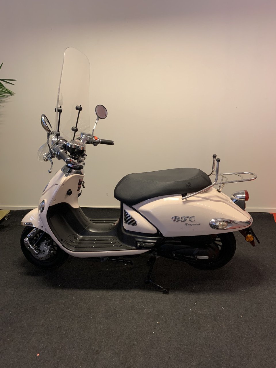 RETRO SCOOTER MET WINDSCHERM NU 595,= RIJKLAAR