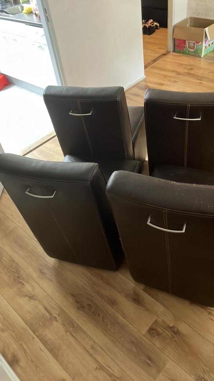 4 leren donkerbruine eettafelstoelen op wieltjes