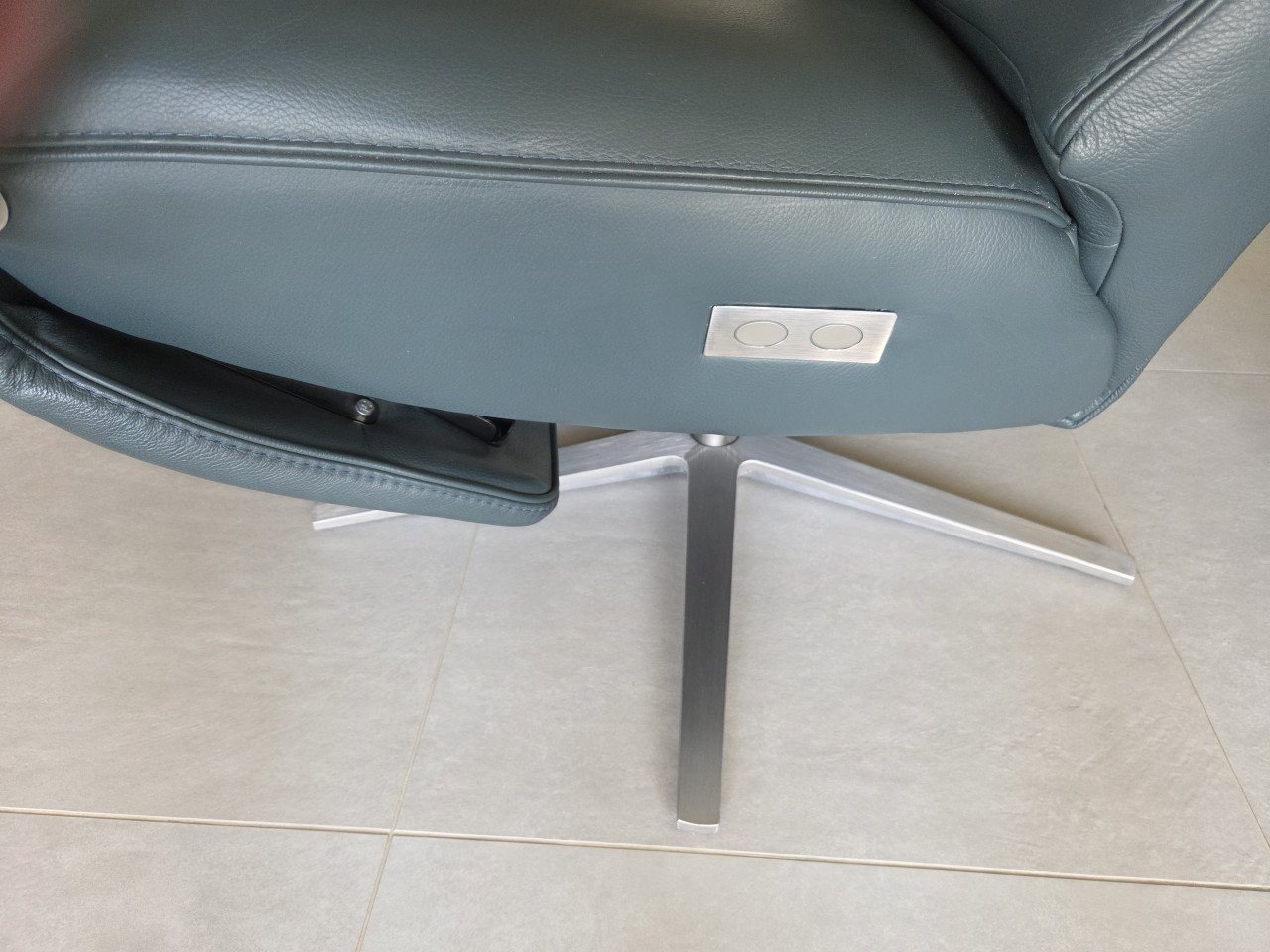 Electrische verstelbare leren relax stoel.