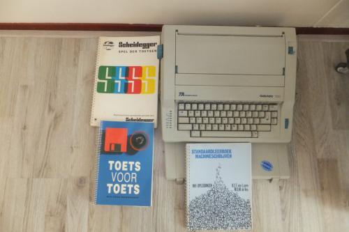 Type machine met boeken om blind te leren typen