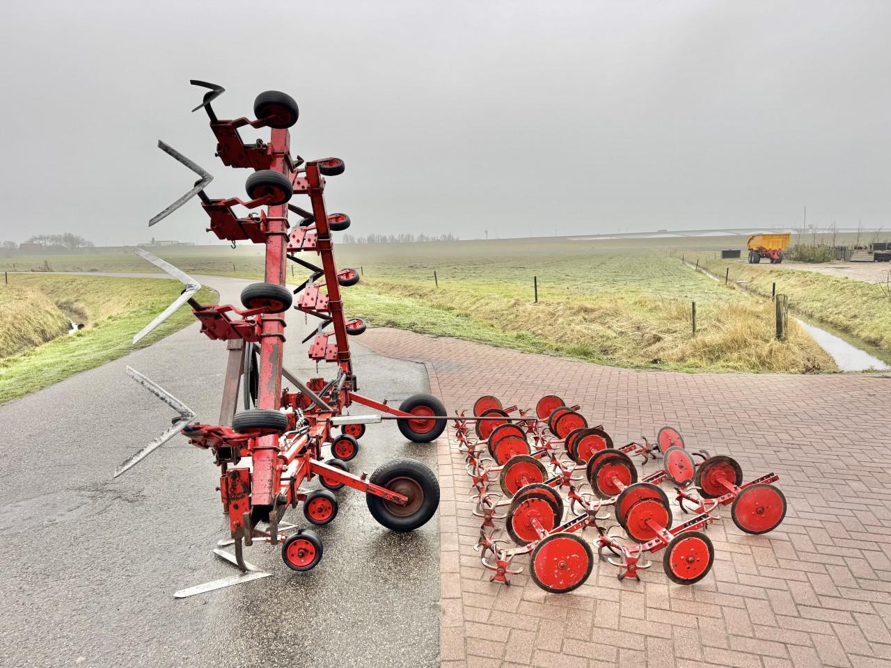 12 rijige Steketee Schoffelmachine Hydr.opklapbaar