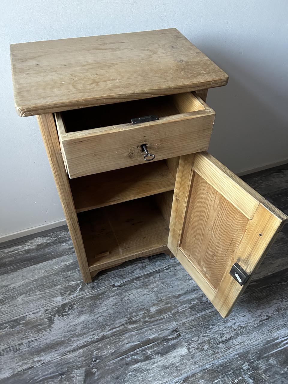 Oud Grenen kastje/nachtkastje.