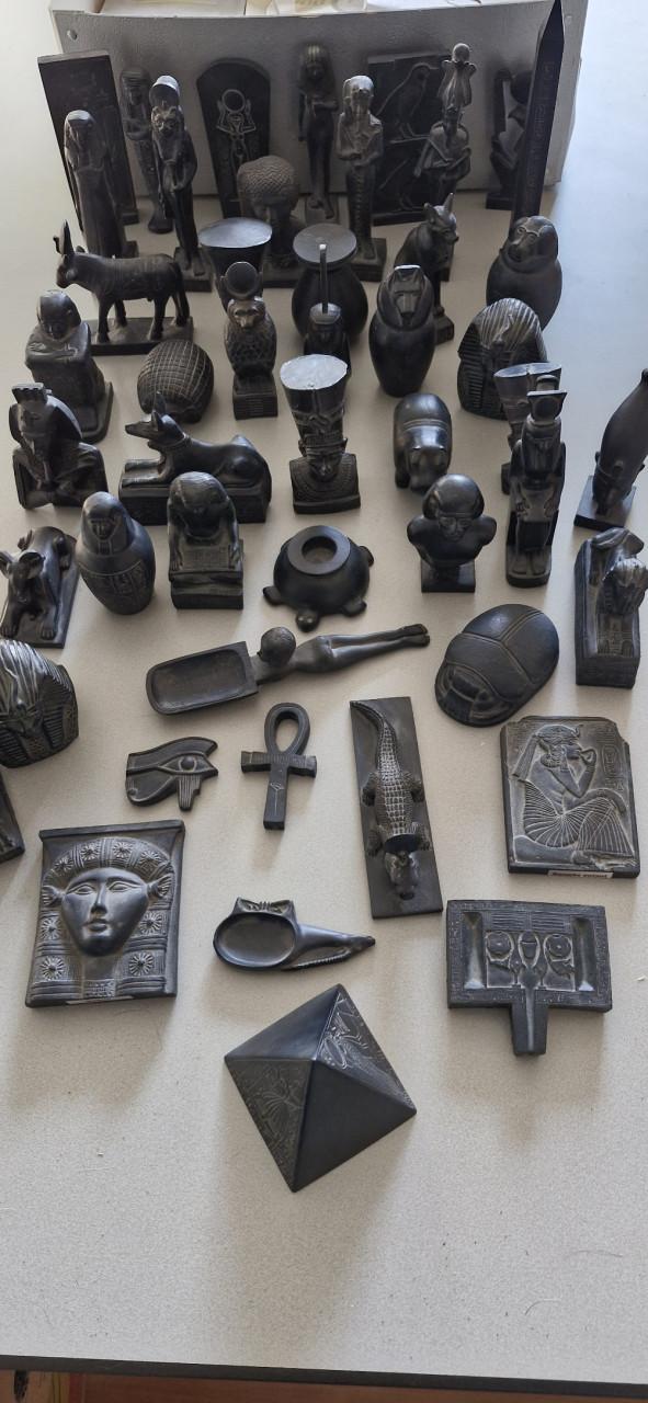 Partij van 48 Egyptische beeldjes uit kunsthars