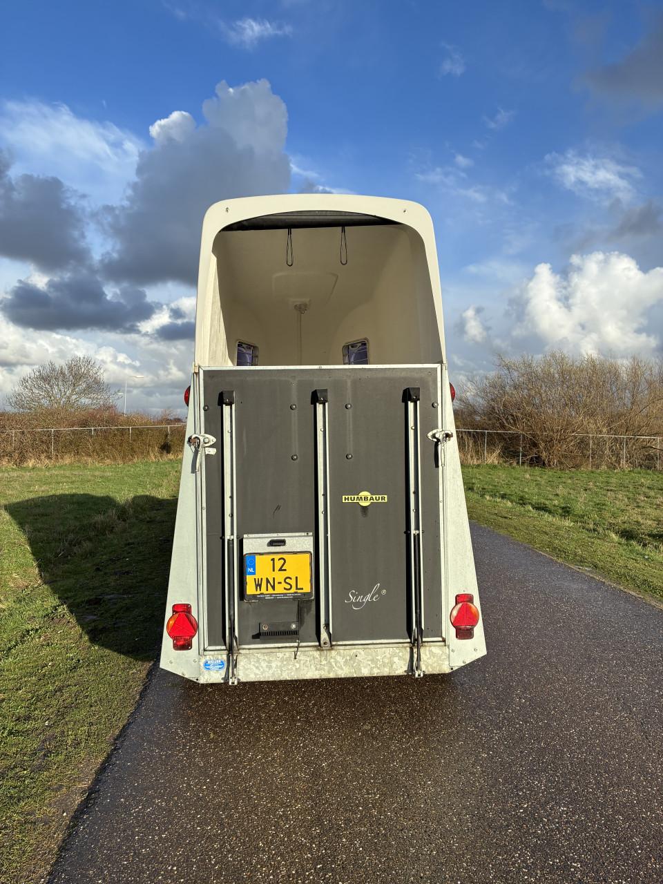 Hoge 1,5 paards Humbaur Single met alubicomp bodem b.j. 2016