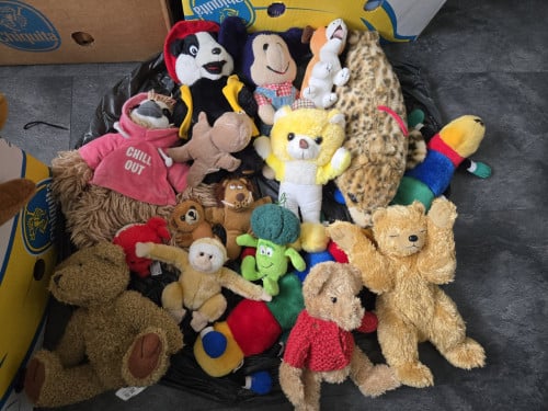 Heel veel knuffels. Uitzoek € 1 per stuk