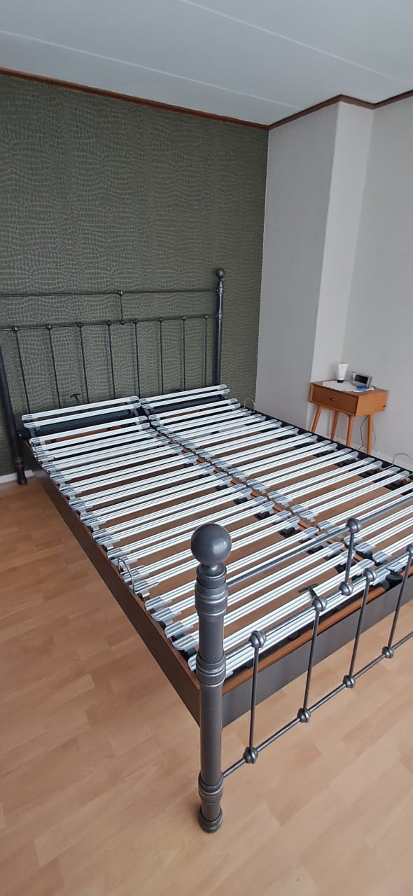 Antreciet stalen bed met lattenbodem