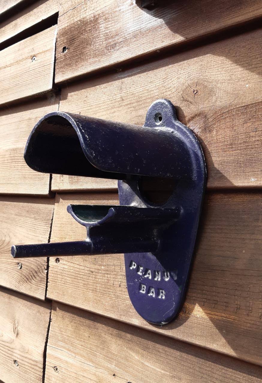 Pindakaaspothouder met zitstokje