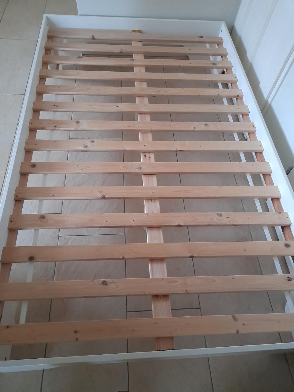 Massief houten bed met netjes en schoon matras 120 x 200 (in nette staat )