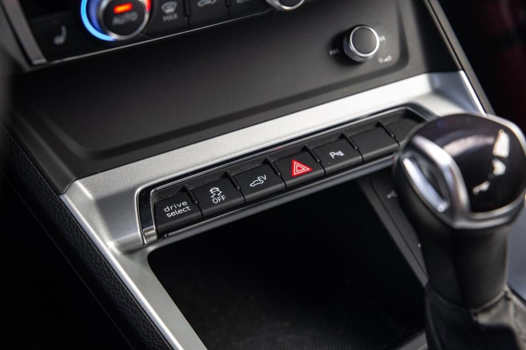 Audi Q3 45 tfsi e edition automaat / plug in hybrid / stoelverwarming / lee