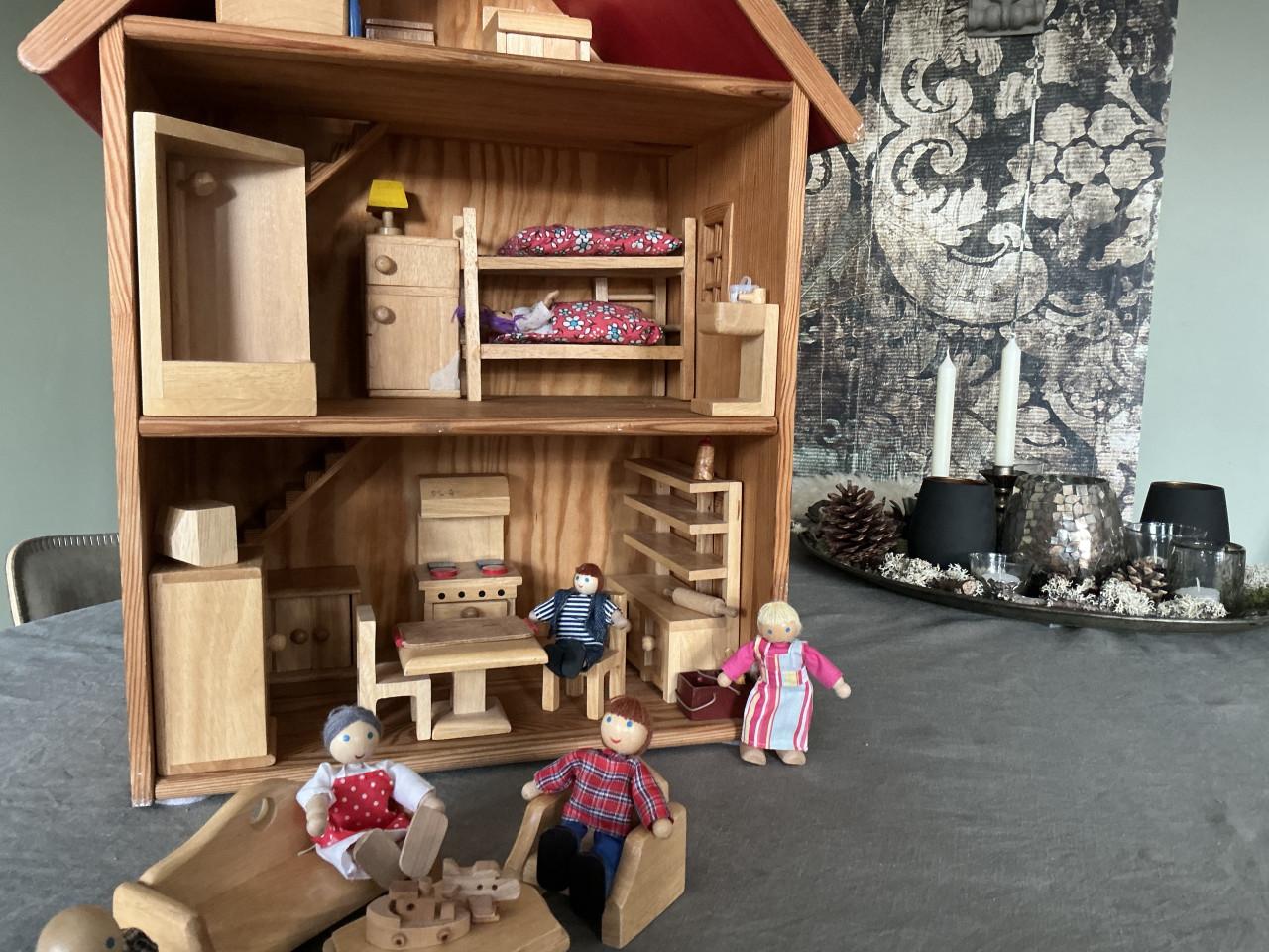 Poppenhuis met houten meubeltjes en accessoires