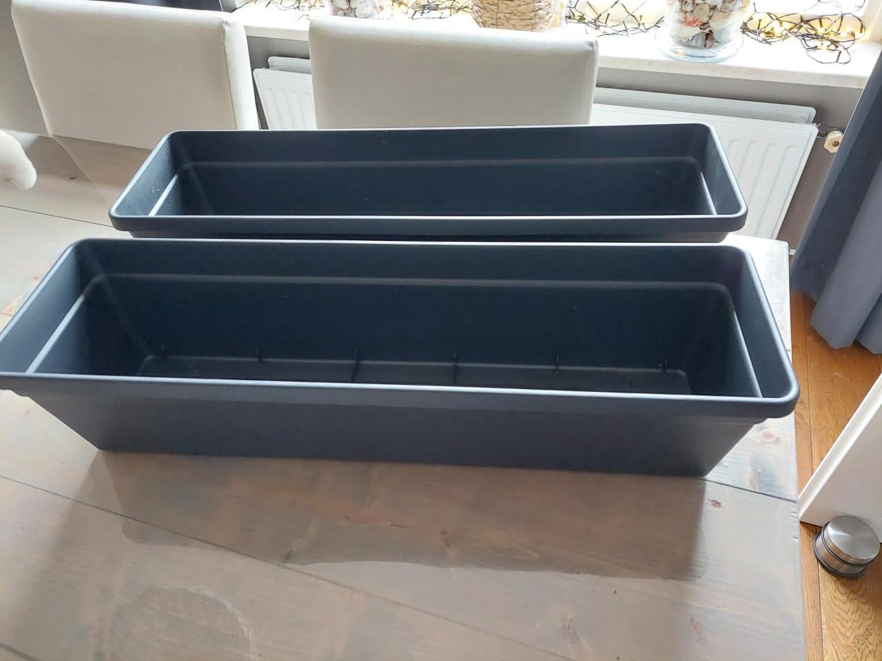 2 NIEUWE kunststof bloembakken