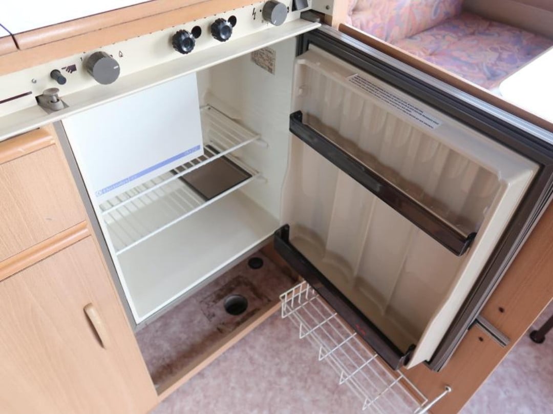 Adria 4158 TD caravan met voortent – charmant project met potentieel!