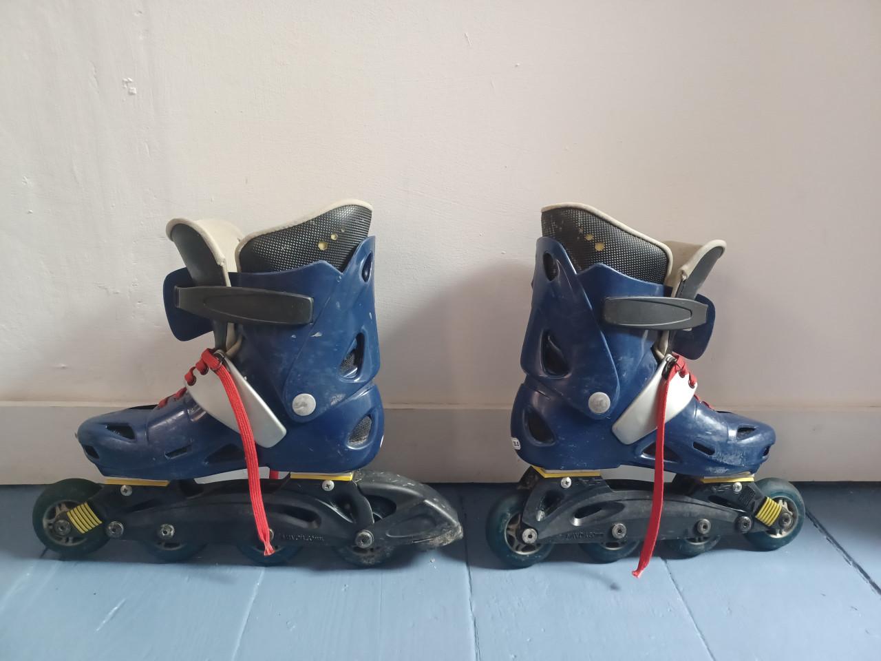 Skeelers met helm en beschermers