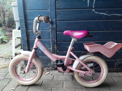 Roze kinderfietsje met zijwieltjes – weinig gebruikt