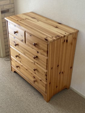 Decoratief grenen kastje