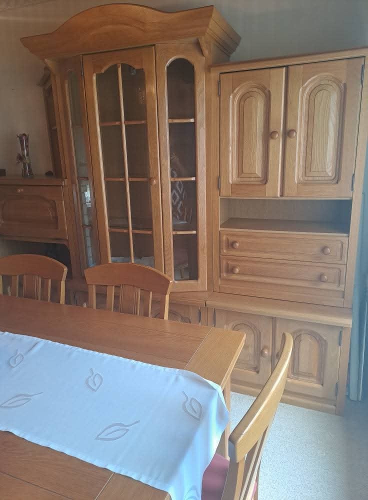 Eettafel met stoelen