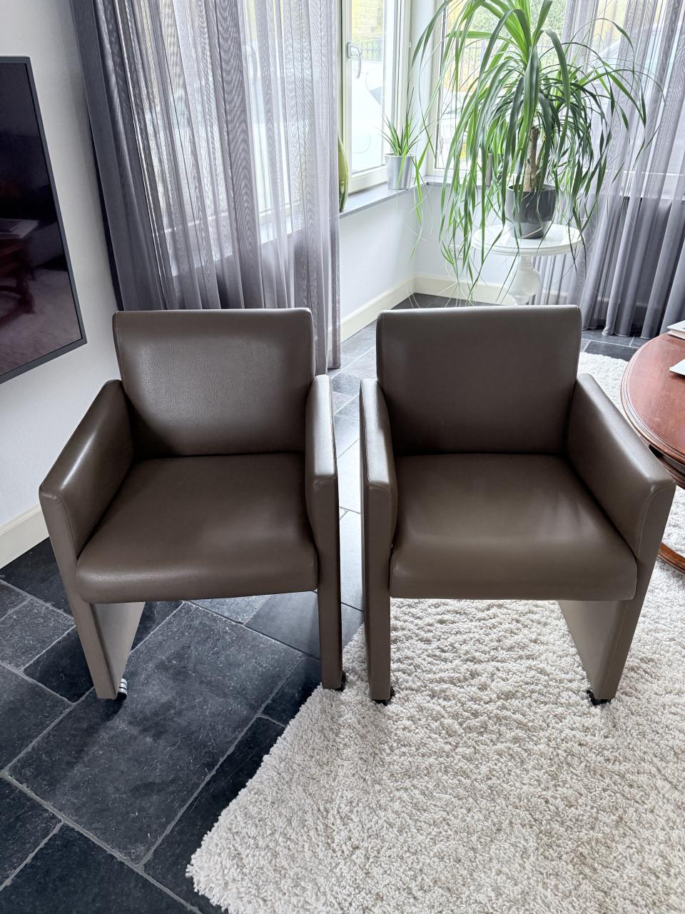 Stoelen 2 stuks leer op wieltjes