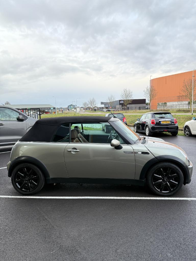 Mini Cooper Cabrio 1.6 - sidewalk