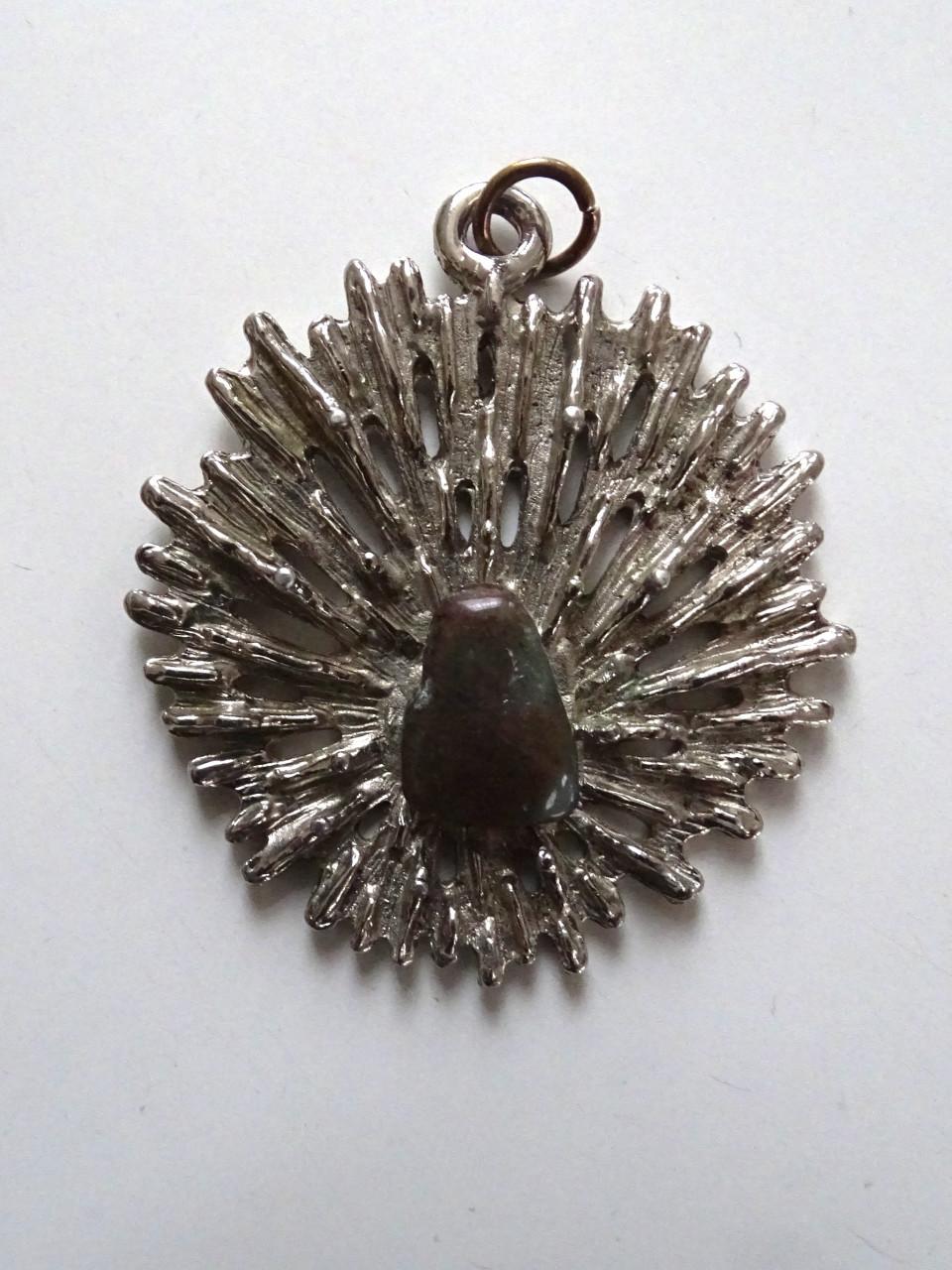 Brutalistische hanger met agaat  studiojuweel 1960–1980 vintage