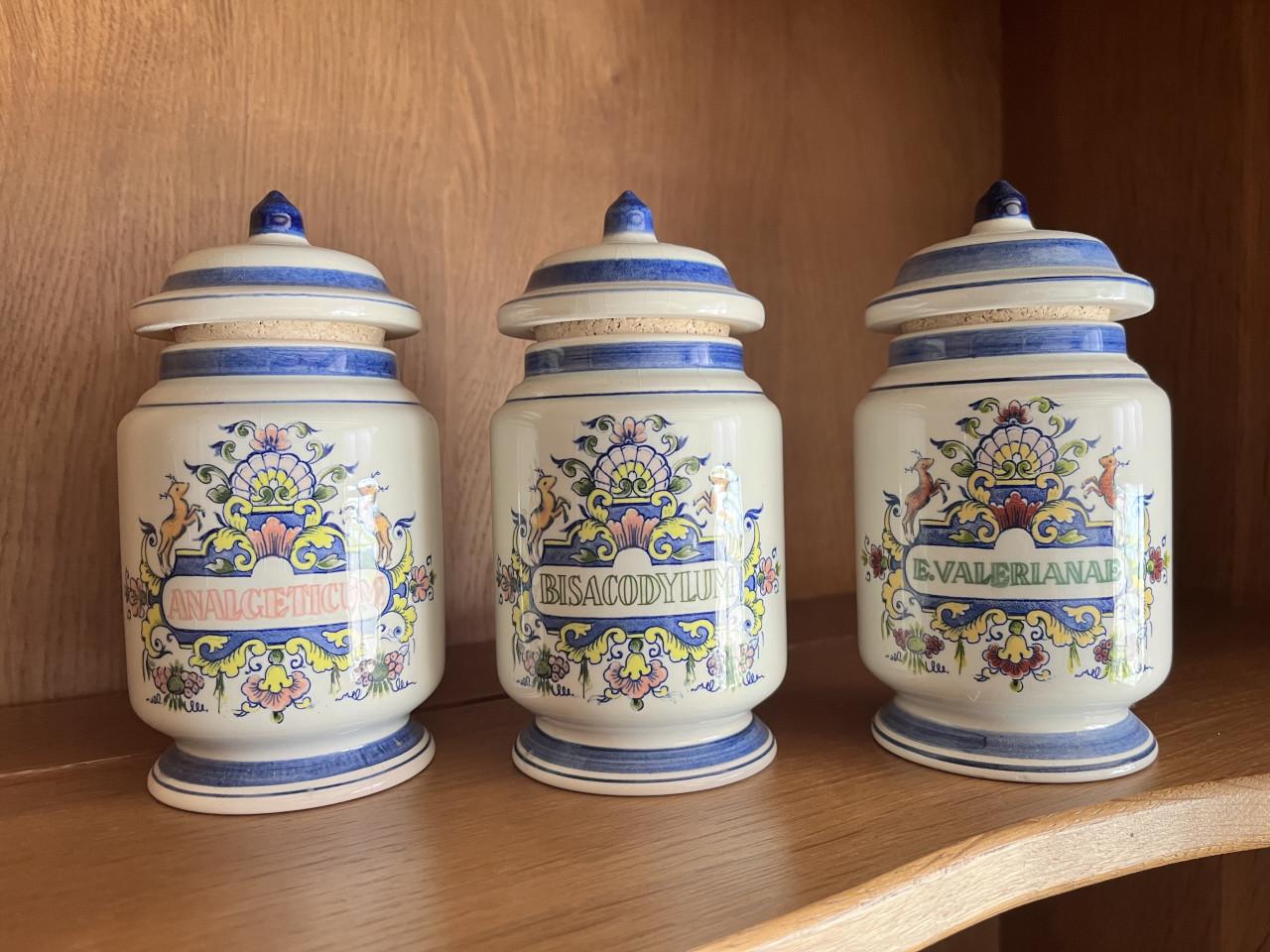 3 apothekerspotten – keramiek – Analgeticum / Bisacodylum / Valerianae