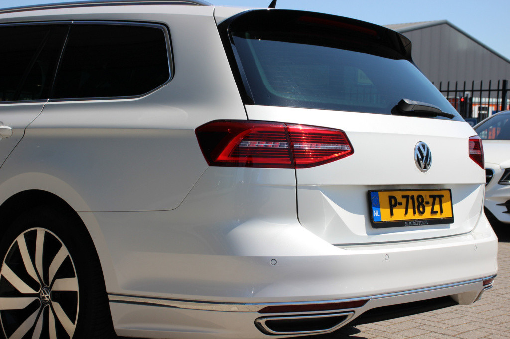 Volkswagen Passat variant 2.0 tsi 220pk highline r-line | dynauidio | acc |