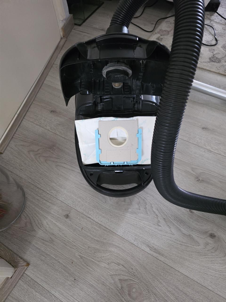 Stofzuiger in goed staat en goed werkend merk PHILIPS-1500W