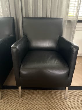 2 zwart lederen fauteuils