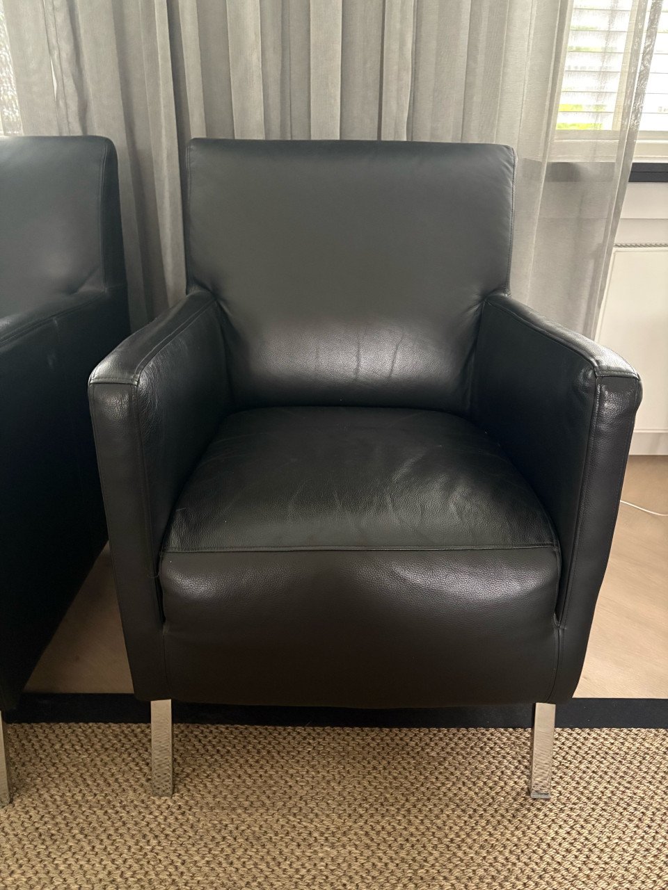 2 zwart lederen fauteuils