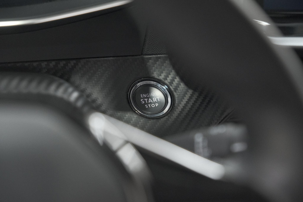 Peugeot 2008 puretech 100 allure | camera | navigatie | apple carplay | par