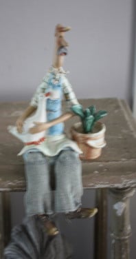 Leuk beeldje mannetje met bloempot en eend