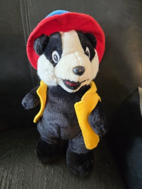 DIEDEREK DE DAS knuffel 30CM Kinderkampeerwereld Mist 2 belletjes van muts