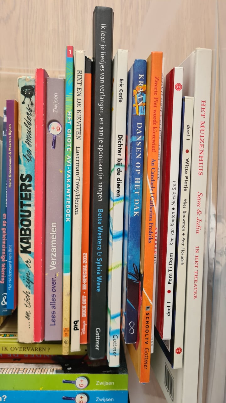 Verschillende kinderboeken en kookboeken