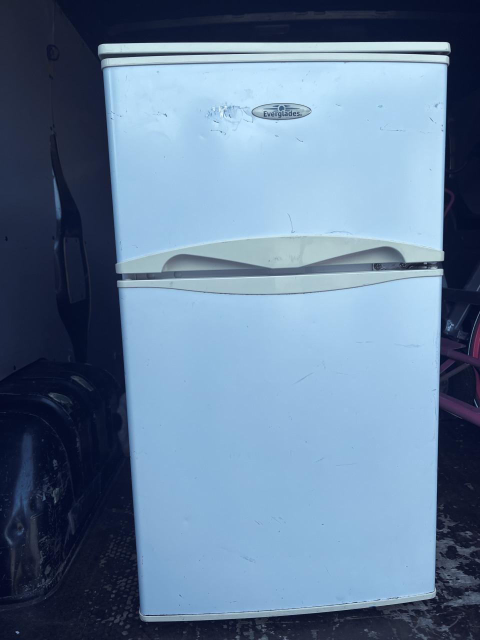 Kleine tafelmodel , camping Koelkast met vriezer 85x48 cm.