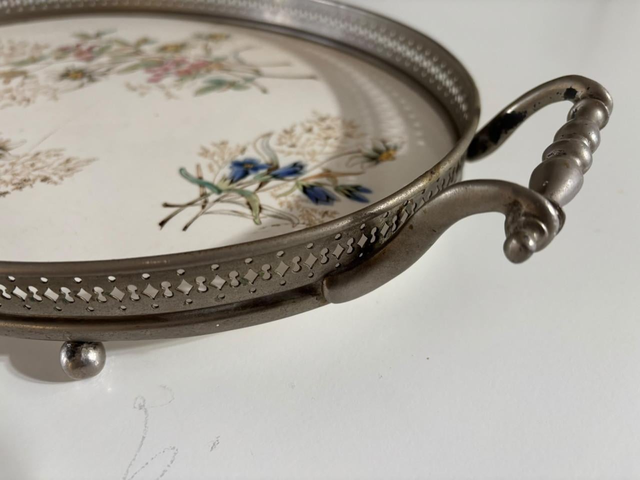 Antiek Ovaal dienblad met bloemmotief.