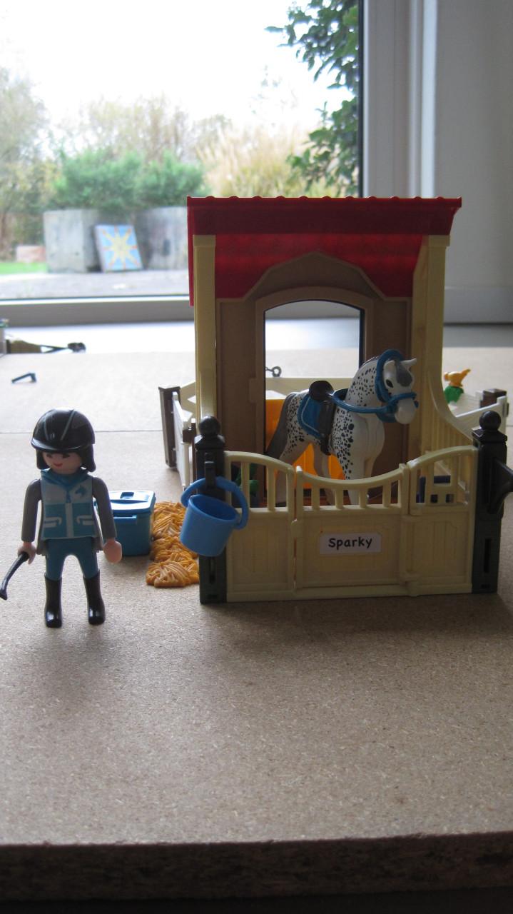Paard Sparky met stal en toebehoren Playmobil (nr 6935)