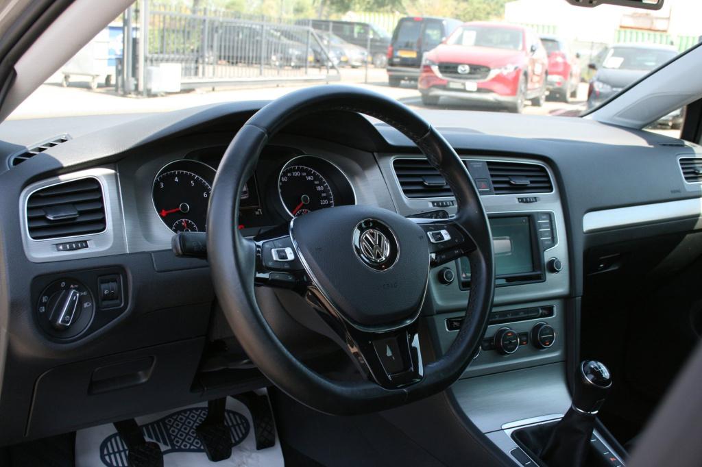 Volkswagen Golf 1.0 tsi business edition connected / navi / camera / led