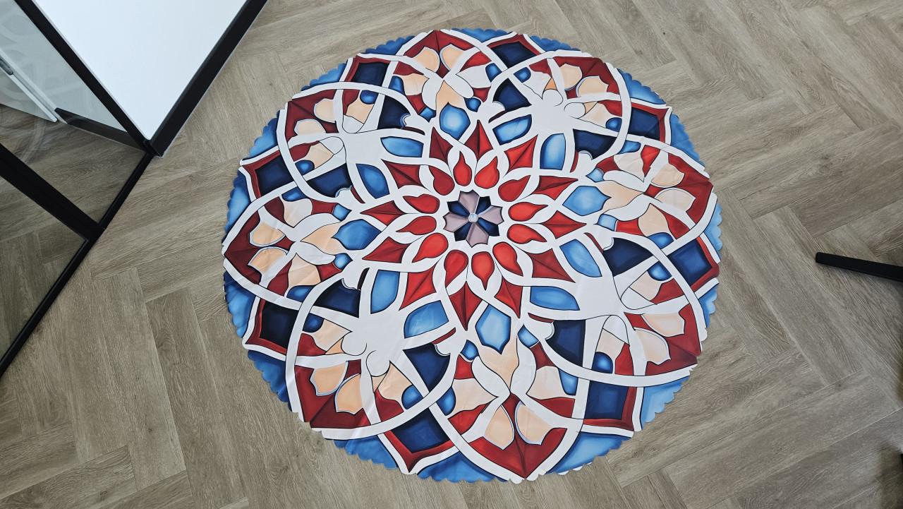 Tafelkleden ( 6 stuks verschillend ), diameter 150 cm + tafelklemmen metaal
