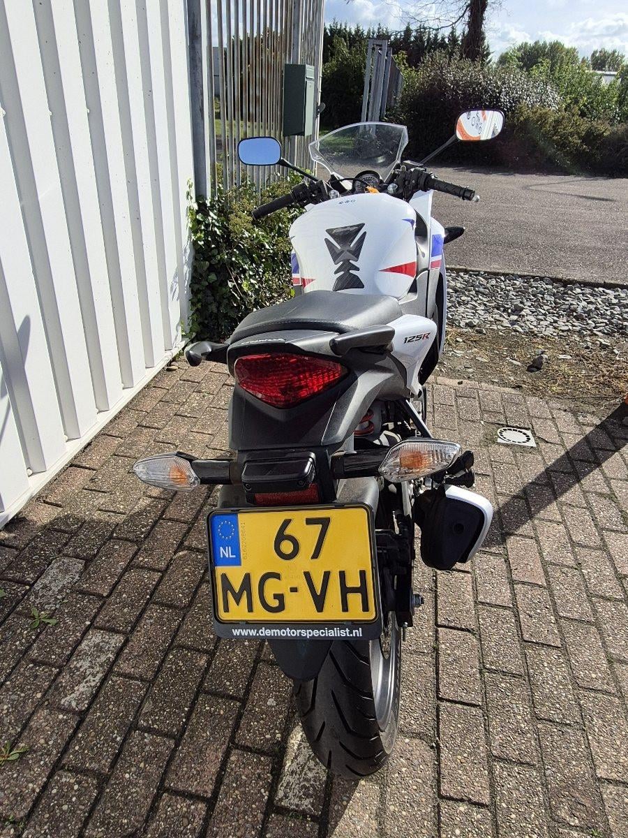 Honda CBR125R uit 2016 met weinig Km